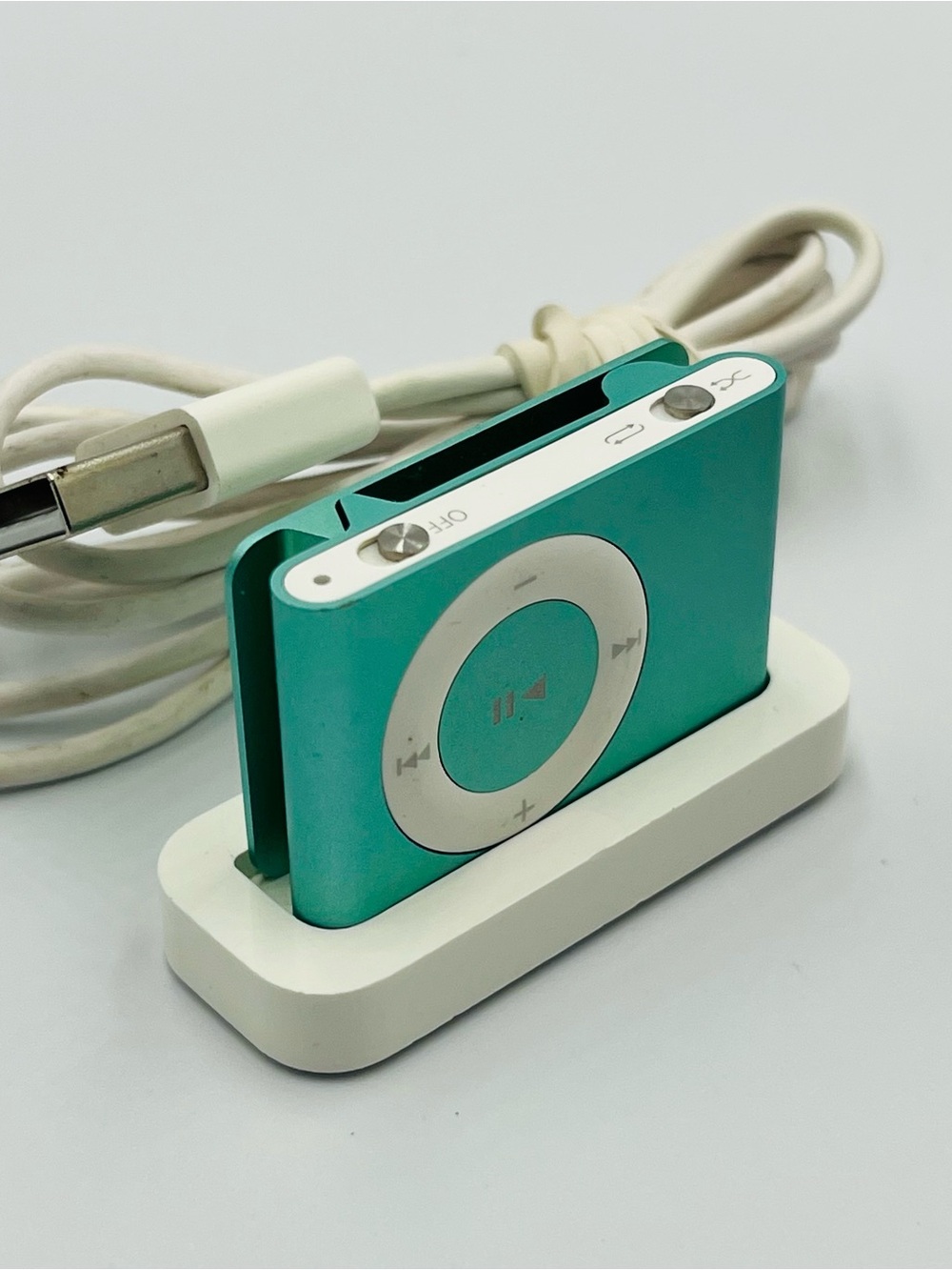 Turquoise Apple iPod Clip-Style MP3 Player with Dock and USB Cable